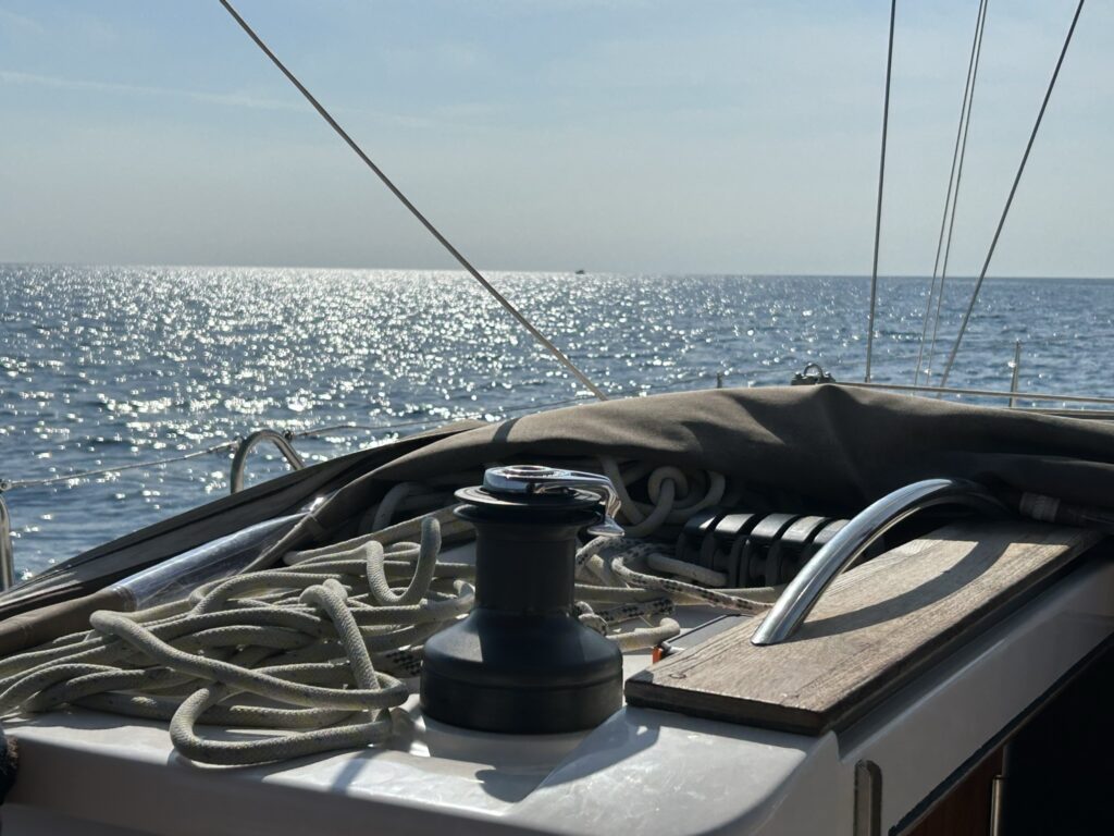 Cockpit einer Segelyacht auf dem offenen Meer bei Sonnenschein – Segelausbildung und Törns bei segelnmachtgluecklich