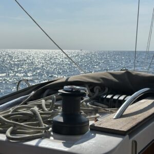 Cockpit einer Segelyacht auf dem offenen Meer bei Sonnenschein – Segelausbildung und Törns bei segelnmachtgluecklich