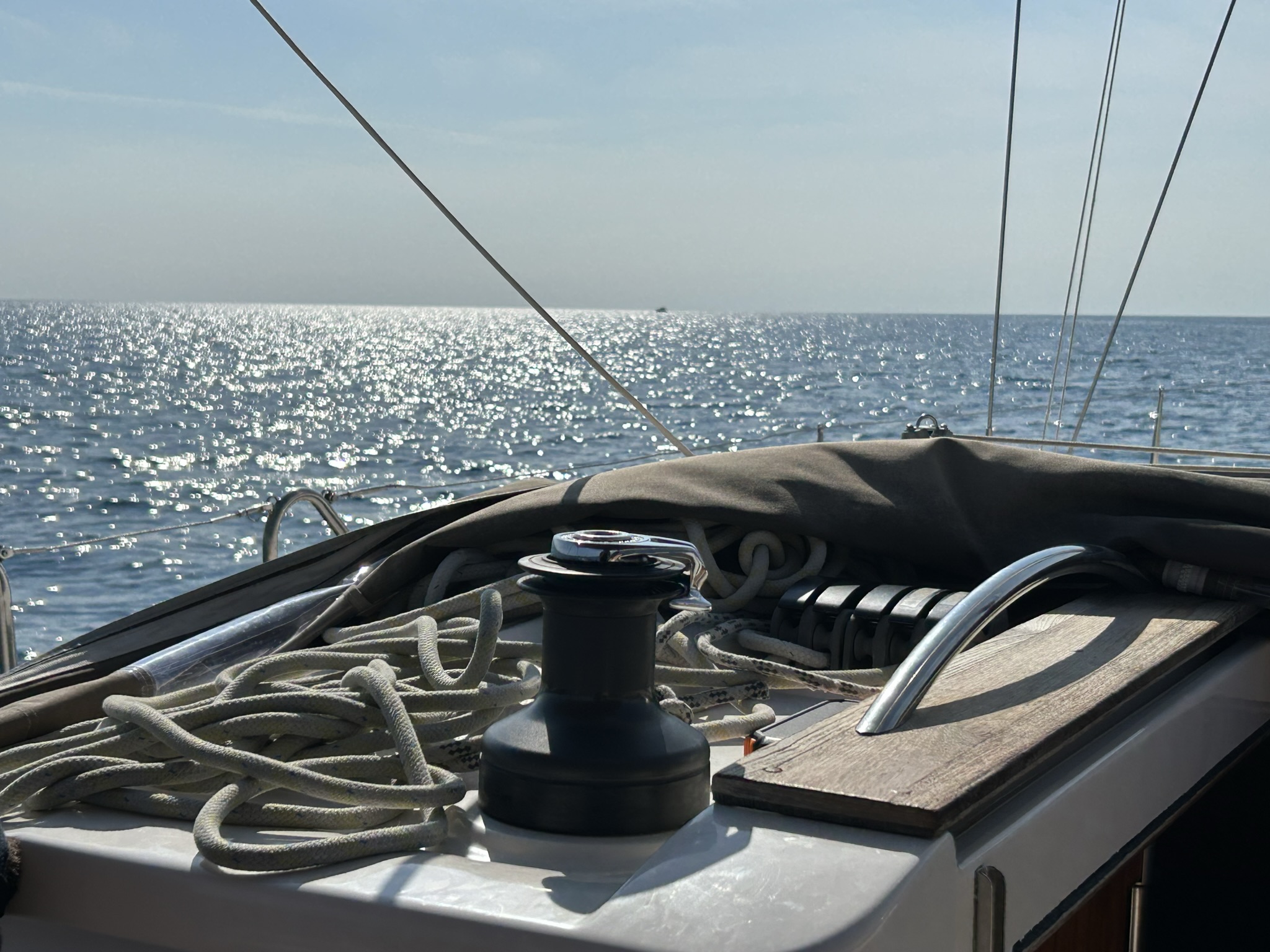 Cockpit einer Segelyacht auf dem offenen Meer bei Sonnenschein – Segelausbildung und Törns bei segelnmachtgluecklich
