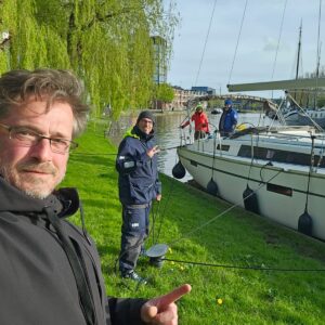Skippertraining am IJsselmeer mit Segelyacht im Hafen – Praxisübungen zu Anlegen, Ablegen und Crewführung