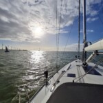 Segelyacht auf See bei Sonnenschein – Ausbildungstörn und Segeltraining bei segelnmachtgluecklich