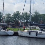Zwei Segelyachten liegen am grünen Ufer in Stavoren am Ijsselmeer