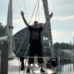 Skipper an Bord einer Bavaria 46 Cruiser bei frischem Wind auf dem niederländischen Revier