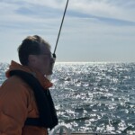 Ben steuert eine Segelyacht während eines Praxistörns – praxisnahe Segelausbildung bei segelnmachtgluecklich