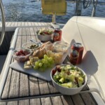 Gemeinsames Essen an Bord einer Segelyacht während eines Segeltörns in den Niederlanden